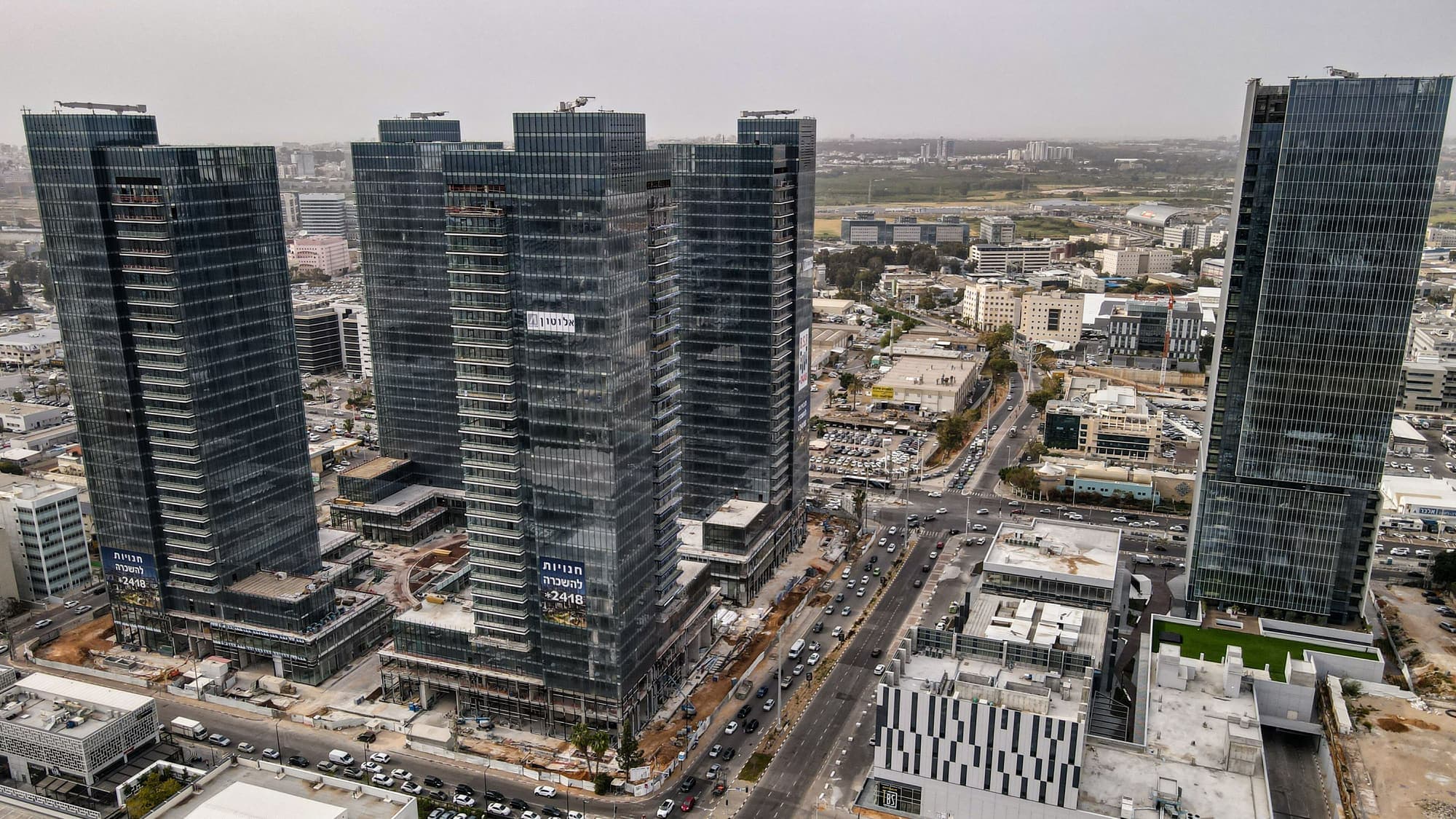 מגדלי ב.ס.ר סיטי בפתח תקווה, שבהם יושב המשרד של אוברסייט, במבט מהאוויר